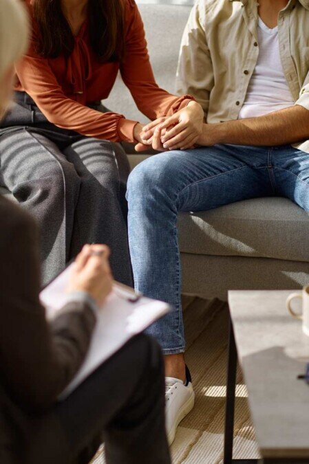 Paar bei der Imago Therapie Ein Junges Paar hält bei der Imago Therapie Hände