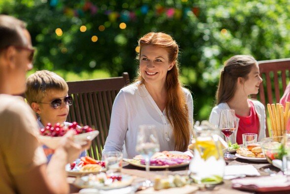 Glückliche Familie Endlich wieder als Familie zusammen essen, sie waren bei einer Paarberatung in Frankfurt und in einer Coaching Praxis um ihre Channce zu nutzen und ihre Partnerschaft zu retten.