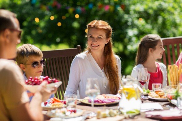 Endlich wieder als Familie zusammen essen, sie waren bei einer Paarberatung in Frankfurt und in einer Coaching Praxis um ihre Channce zu nutzen und ihre Partnerschaft zu retten.