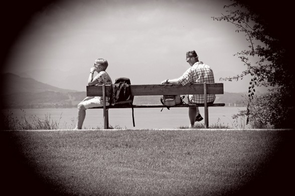 Ein Paar sitzt auf einer Bank und hat sich nichts mehr zu sagen, hier kann eine Paartherapie in Mainz helfen wieder glücklich zu werden